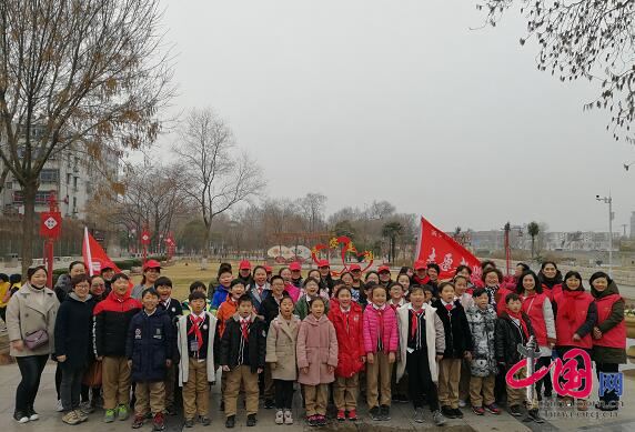 衛濱區人民路小學(xué)師生合影